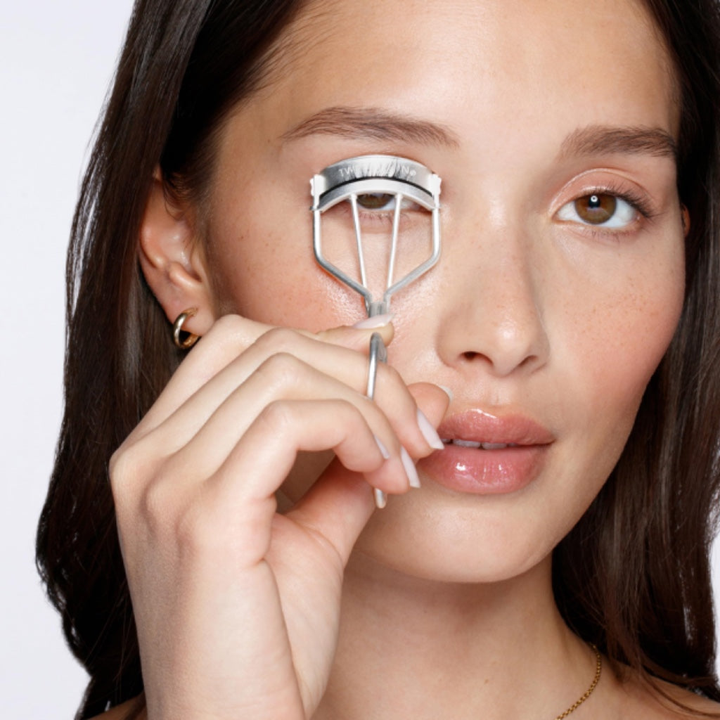Tweezerman 60^0 Eyelash Curler for Long Lasting Lifted Lashes, Thick, Rounded Hypoallergenic Silicone Pads, 3 Replacement Pads Included, Perfect for Round or Deep-Set Eyes (Pack of 1) - Damaged Box