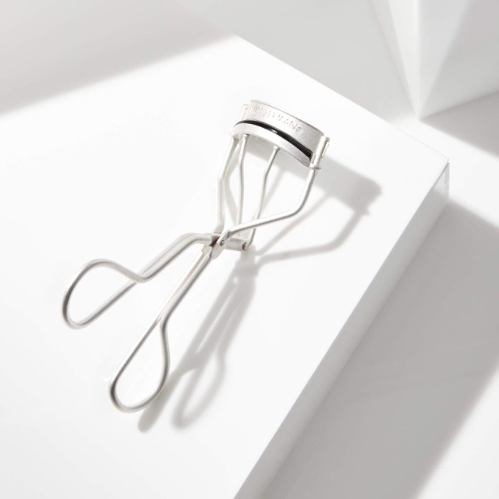 Tweezerman 60^0 Eyelash Curler for Long Lasting Lifted Lashes, Thick, Rounded Hypoallergenic Silicone Pads, 3 Replacement Pads Included, Perfect for Round or Deep-Set Eyes (Pack of 1) - Damaged Box