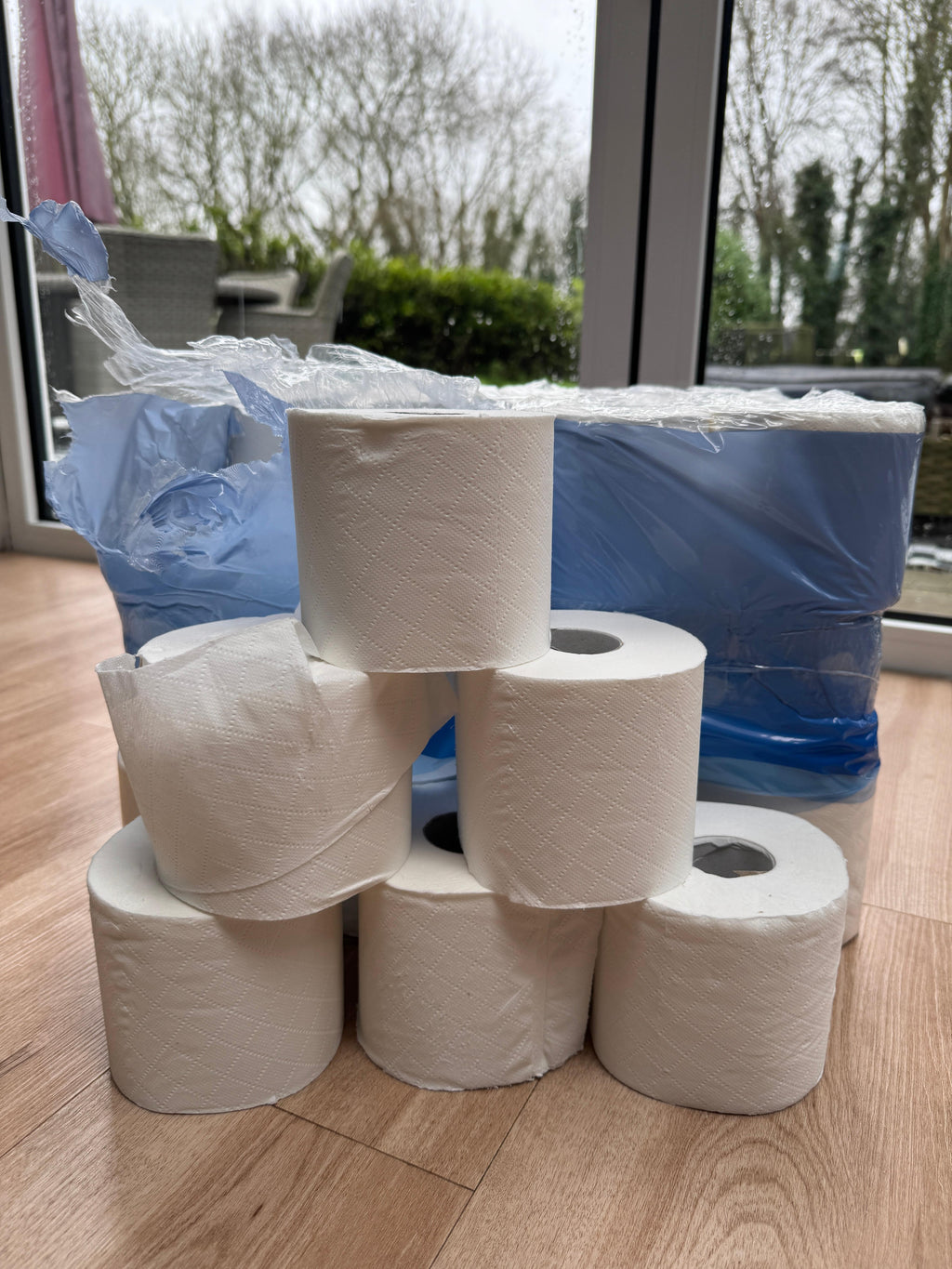 Velvet Classic Quilted Toilet Tissue 24 Rolls - Luxuriously Soft, Strong and Absorbent Toilet Roll - Jumbo Bulk Pack 24 Rolls - 3-ply - White