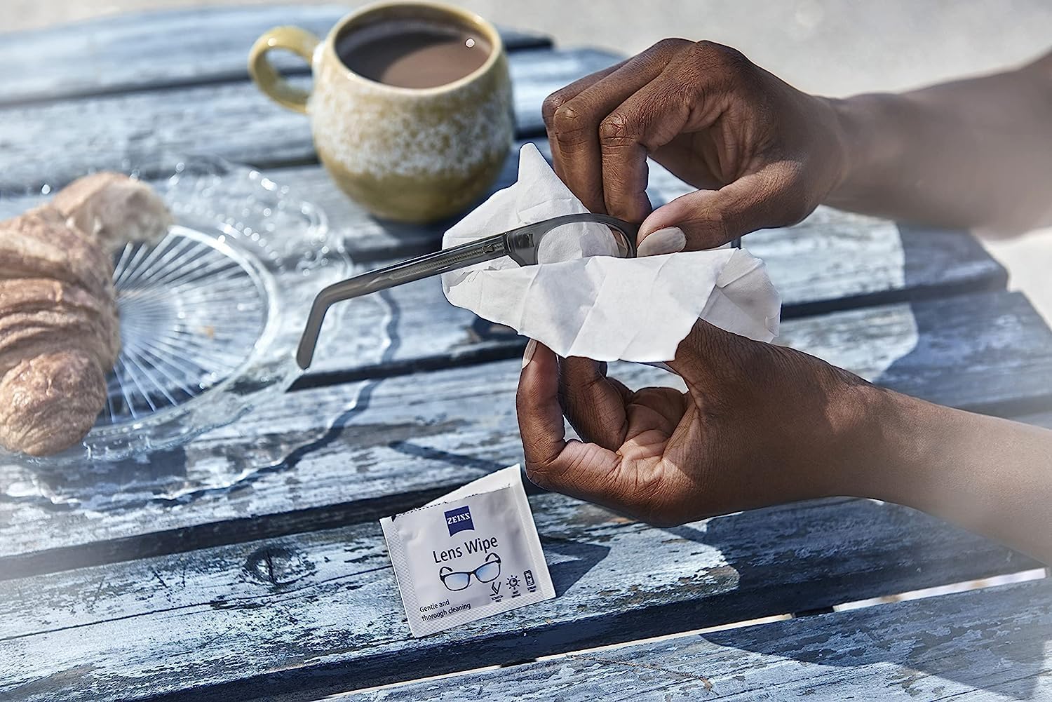 ZEISS Lens Wipes, Lens Cleaner for Glasses, Cameras & Binoculars,Individually Packed Single Use Disposable Cloths in Sachets, for Handy and Portable Spectacle Cleaning On The Go, 200 Count (Pack of 1)